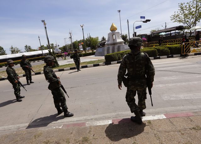 Les militaires ont commencé à se déployer dans les rues de Bangkok