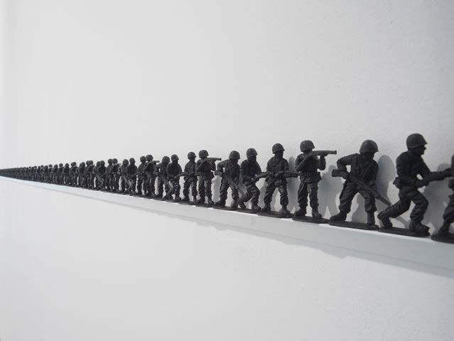 4 - Mona HATOUM, Horizon 1998-1999, plastique, bande en aluminium, peinture