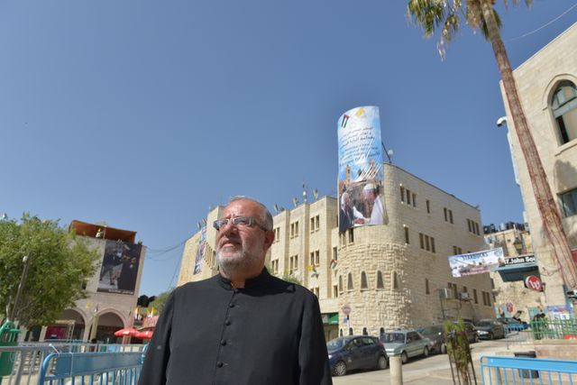 Le père Elias et l'affiche du pape