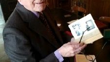 Pierre Bergé dans sa bibliothèque