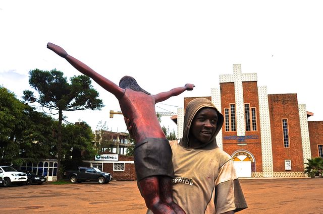 Devant l'église de la Sainte-Famille à Kigali