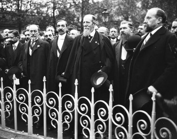 Rassemblement de la Ligue des patriotes pour la fête de Jeanne d'Arc à Paris en 1913. Au centre M. Barrès