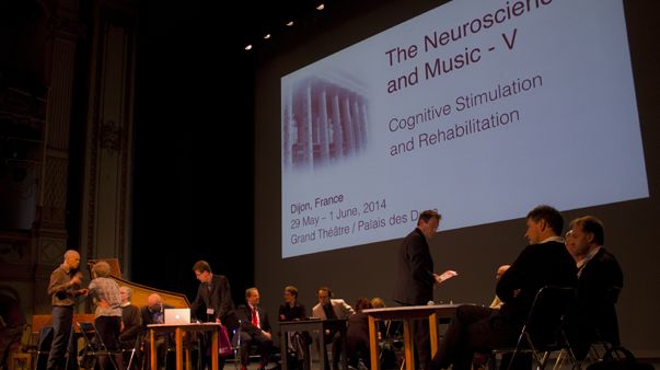 Sur la scène de l'Opéra Théâtre de Dijon, la vingtaine de spécialistes de l'influence de la musique sur le cerveau alimente le débat public. (Guillaume Decalf/France Musique)
