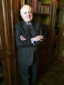 Pierre Bergé dans sa bibliothèque