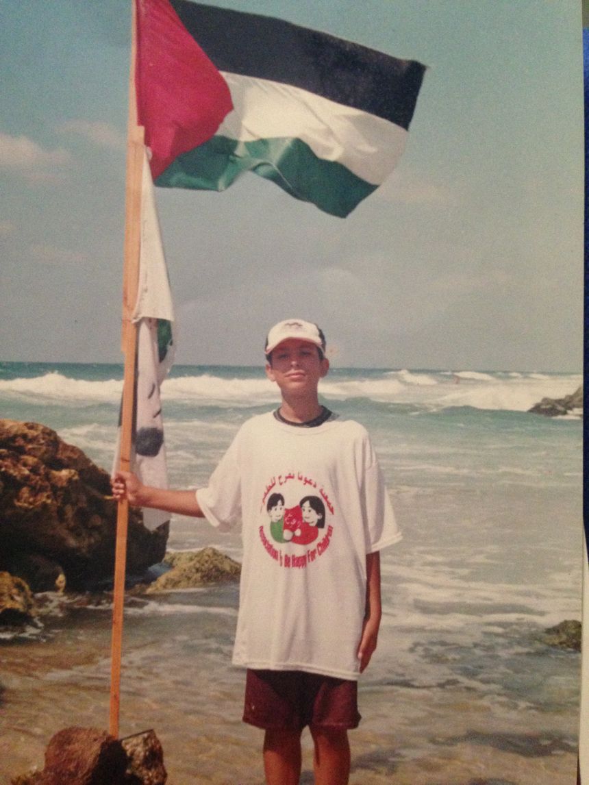 Amir sur la plage du camp de réfugiés