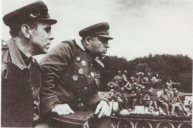 Le général soviétique Pavel Poluboyarov (au centre), commandant du 4ème corps blindé de la Garde