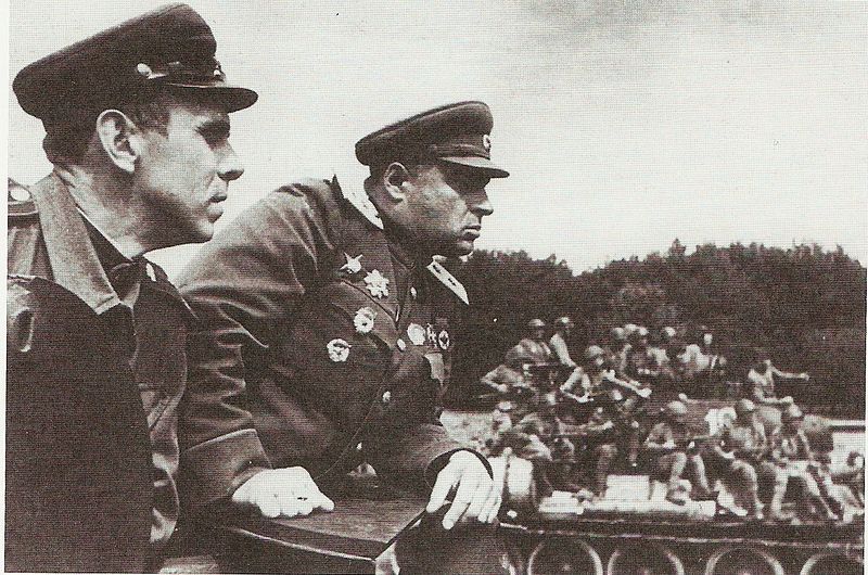Le général soviétique Pavel Poluboyarov (au centre), commandant du 4ème corps blindé de la Garde