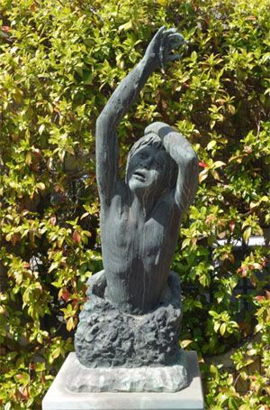 La statue d'Alfredo Rampi érigée devant l'église de Vermicino