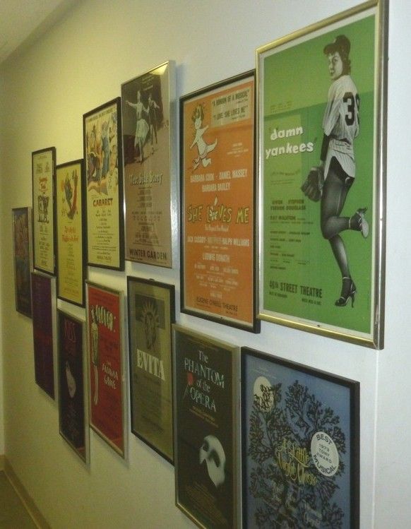 Affiches comédie Harold Prince ds son bureau
