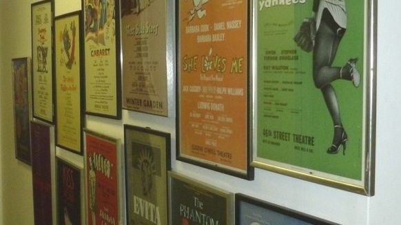 Affiches comédie Harold Prince ds son bureau