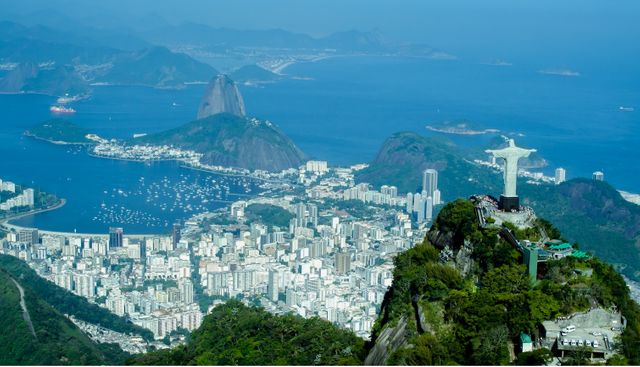 Vue aérienne de Rio de Janeiro avec le Christ Rédempteur au premier plan et le Pain de Sucre en arrière-plan