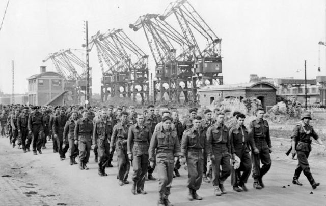 Prisonniers de guerre canadiens et britanniques sous surveillance allemande au port de Dieppe
