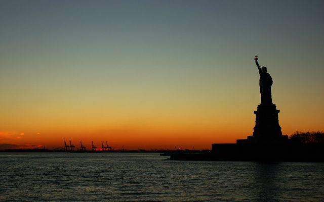La Statue de la Liberté à New York au coucher du soleil