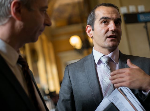 Les 41 frondeurs, dont Pouria Amirshahi, ont finalement voté ce budget