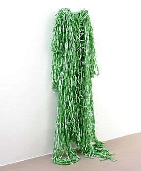 Ayse Erkmen, Etiquettes de vêtement en coton, clous, 220 x 60 x 20 cm, musée national d’art moderne, Centre Pompidou, Paris