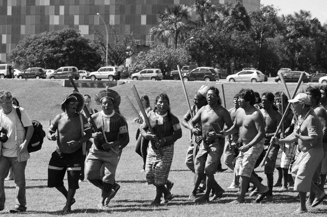 Manifestation d'Indiens d'Amazonie contre la construction du barrage de Belo Monte