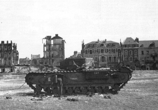 Char canadien sur la plage de Dieppe après le raid du 19 août 1942