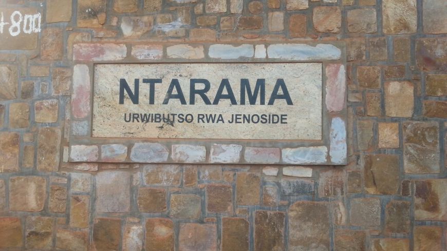 Plaque apposée sur l'église de Ntarama, lieu de massacre des Tutsi en 1994