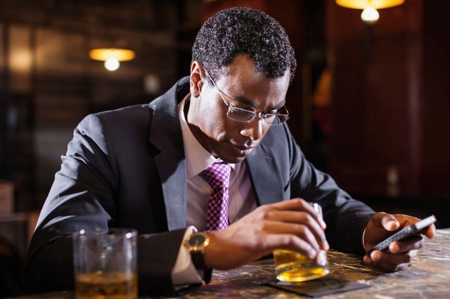 Homme au bar