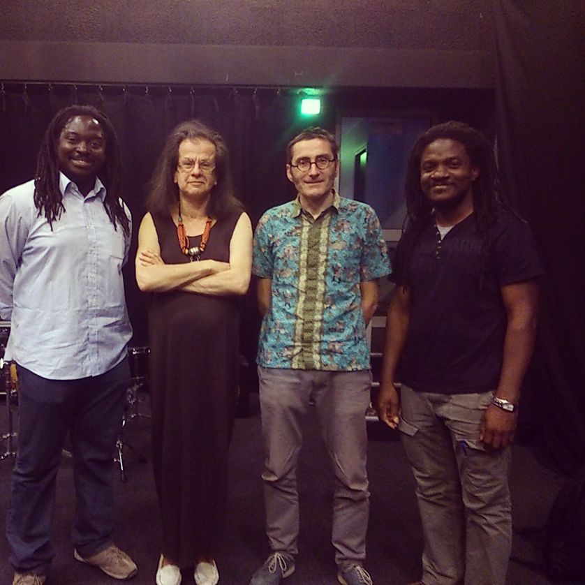 Les Frères Makoyaya et Ignatus entourent Hélène Hazéra
