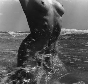 Lucien Clergue, Nu de la mer, Les Saintes-Maries-de-la-Mer, 1957. (avec l'aimable autorisation de l'artiste