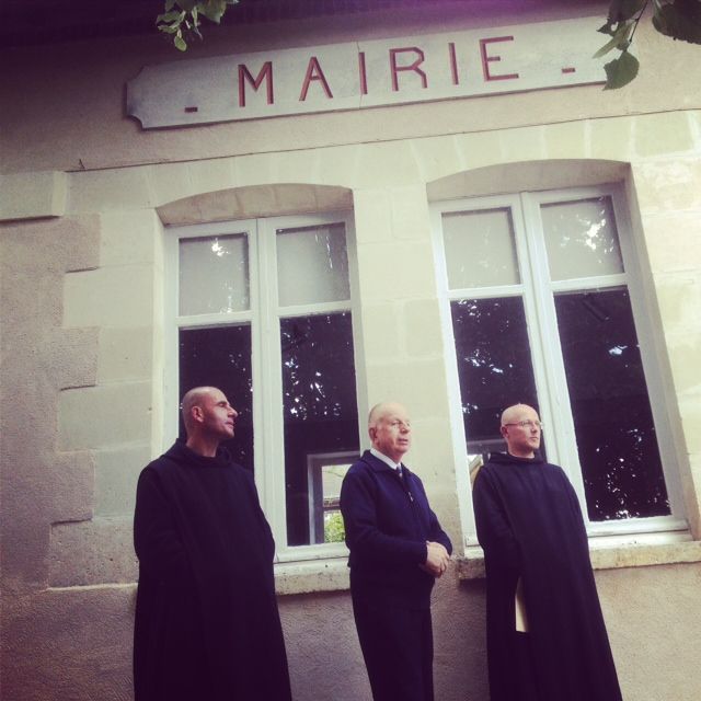 Le maire Jacques Tissier, entouré de deux de ses adjoints, les moines Raphaël-Marie Blouère et Didier de Cacqueray.