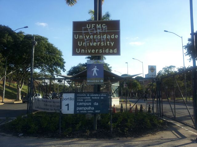 Le panneau d'entrée de l'Université de Belo Horizonte, barré d'un tag anti FIFA