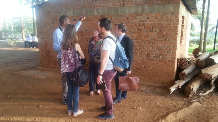 Martin Muhoza, Élisabeth Claverie, Ariane Matthieu, Pierre Benetti et Yann Giraud au mémorial de Ntarama