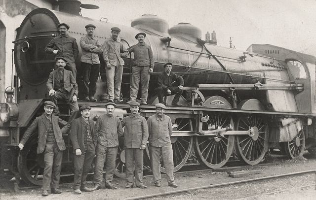 Carte postale d'un groupe de cheminots du Paris-Lyon-Méditerranée (PLM) devant une locomotive Pacific en 1912