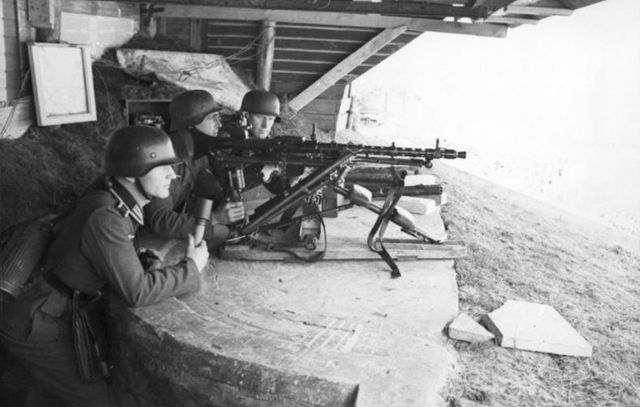 Les Allemands au poste de combat lors du débarquement de Dieppe