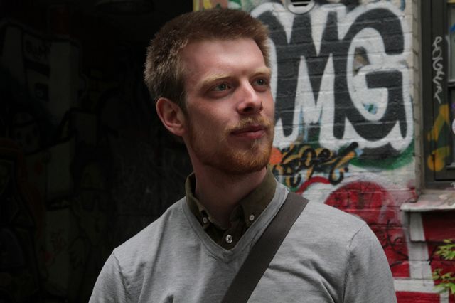 Jon dans son ancien lycée