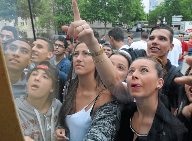 Tous les ans, c'est le même rituel, les bacheliers cherchent leur nom sur les panneaux du lycée