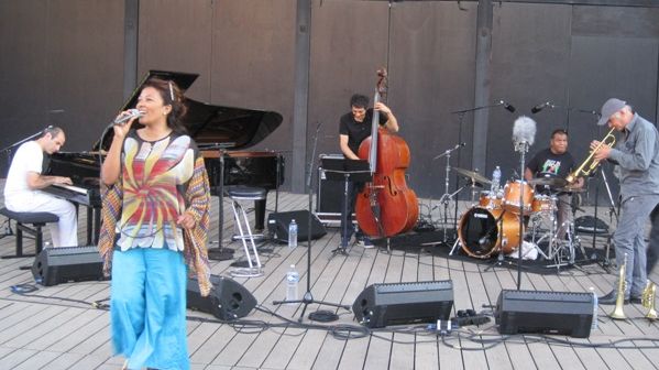 Rachel Ratsizafy et Michel Marre pendant la balance sur la scène du Domaine d'O ©Xavier Prévost France Musique