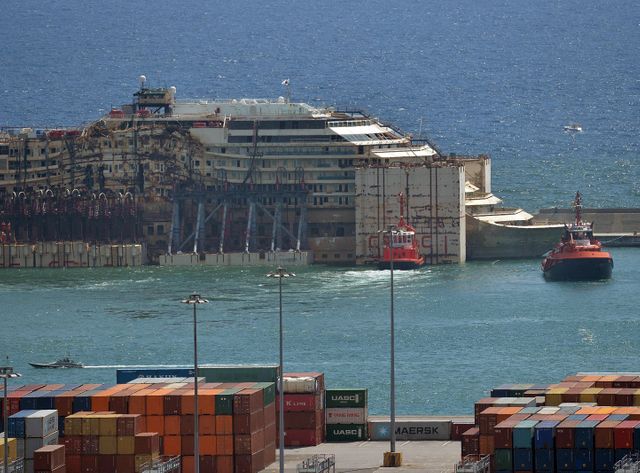 L'épave du Costa Concordia est amarrée au port de Gênes