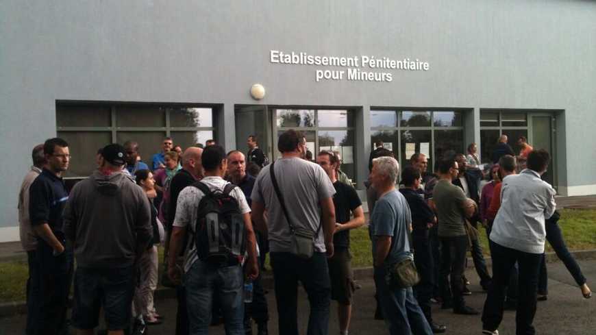Manifestation du personnel devant la prison pour Mineurs d'Orvault