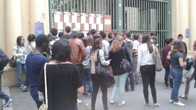 Les lycéens consultent les résultats du Bac