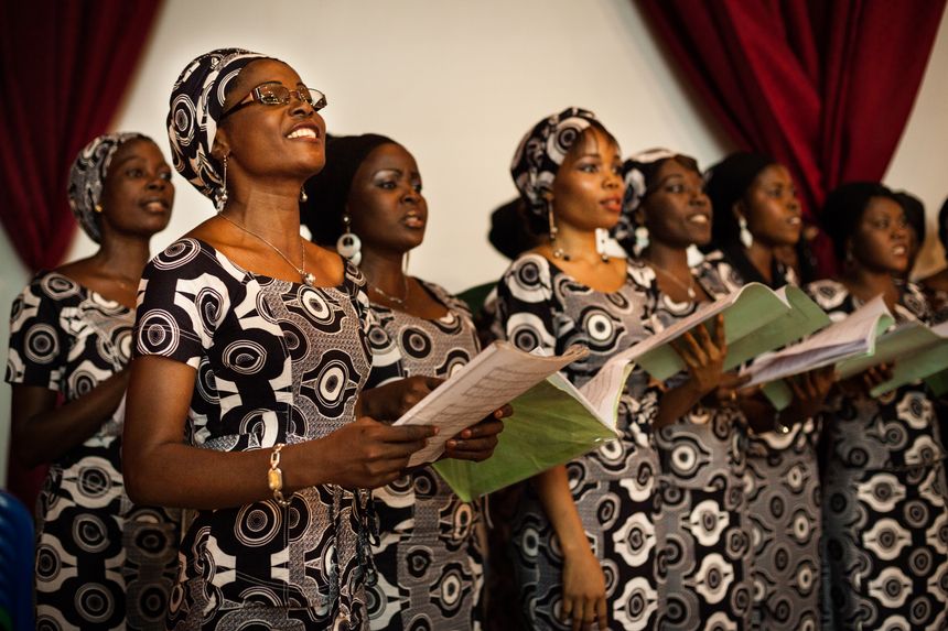 Mireille Kinkina et les autres membres du choeur - Leonora Baumann