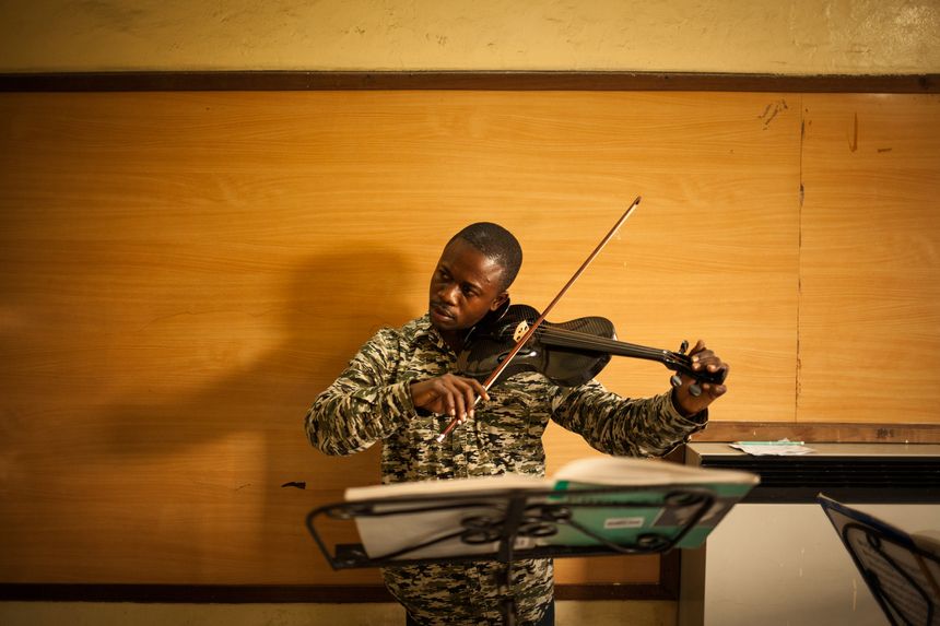 Héritier Mayimbi, premier violon de l'OSK - Leonora Baumann