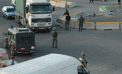Contrôile du trafic par les militaires israéliens au checkpoint Kalandia