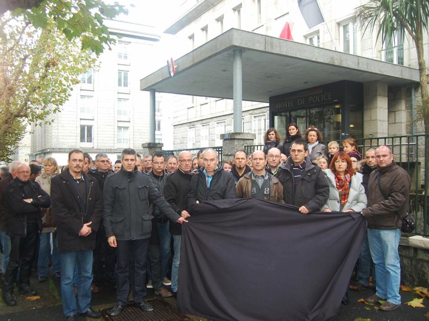Suicide d'un policier : rassemblement devant le commissariat de Brest le 20 novembre 2013