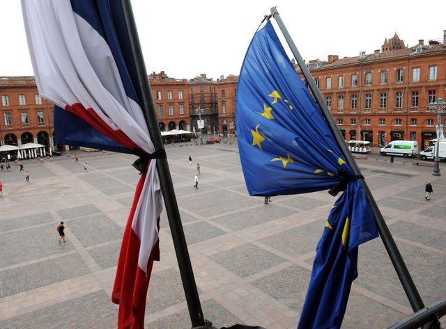 Drapeaux en berna à la Mairie de Toulouse