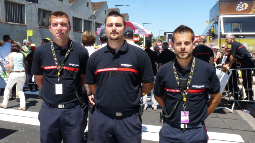 Guillaume, Anthony et Vincent, trois pompiers volontaires qui assurent la sécurité sur la zone technique du Tour de France.