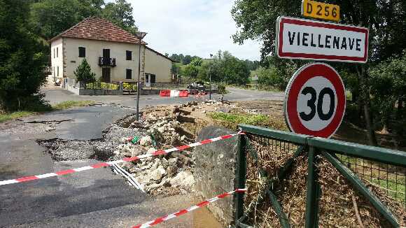 Par endroit, il y a eu des glissements de terrains par la faute des fortes pluies.