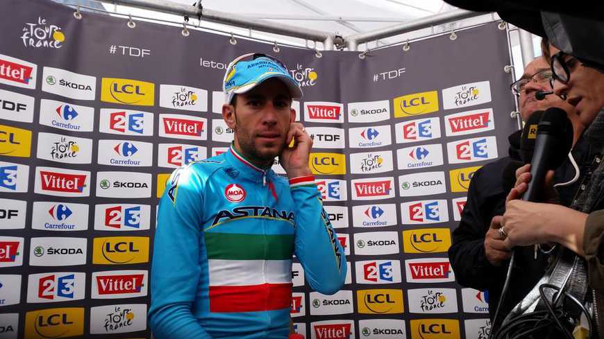 Vincenzo Nibali, heureux à l'arrivée de la 10e étape. Vainqueur et en jaune.