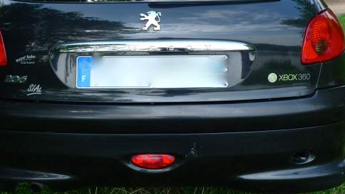 La voiture recherchée était une Peugeot 206 noire série XBox (image d'illustration).