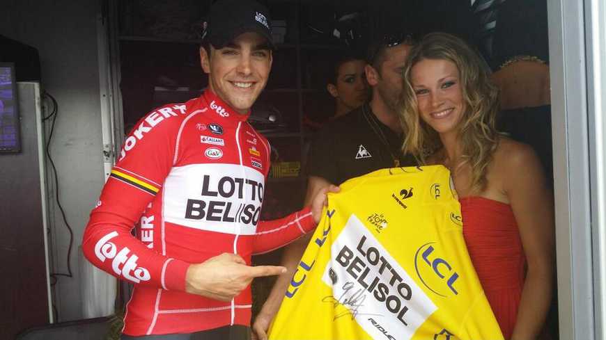Heureux, Tony Gallopin, qui décroche le maillot jaune.