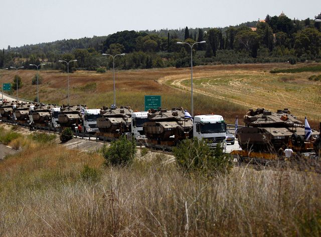 Un convoi de chars israéliens près de Jérusalem