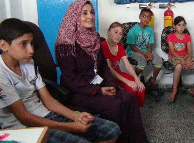Gaza : une psychologue formée par les Nations Unies offre son soutien aux enfants traumatisés.