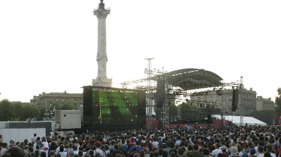 La foule place des Quinconces à Bordeaux lors des quarts de finale de la coupe du monde 2006