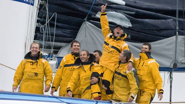 Loïck Peyron et son équipage remportent le Trophé Jules Verne en 2012
